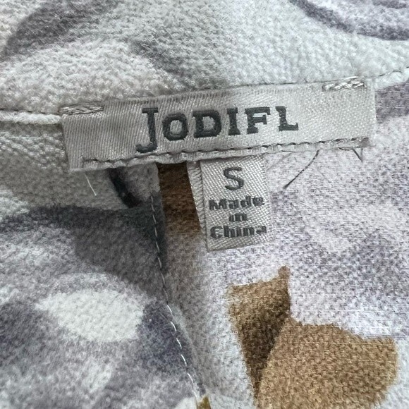 Jodifl beautiful gray floral top size small - Picture 4 of 5